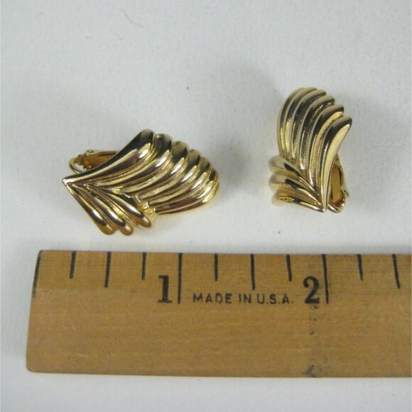 Gold Tone Clip On Earrings Leaf Design Scalloped Edges Vintage 1980 - Picture 2 of 7